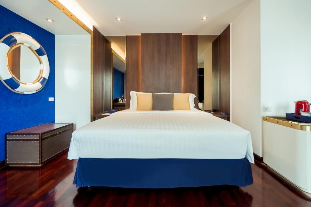 A One The Royal Cruise Hotel PattayaroomsMini Suite Sea View Bed14