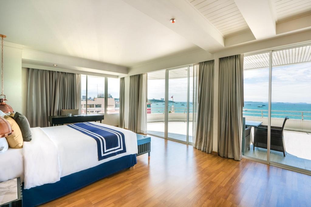 A One The Royal Cruise Hotel PattayaroomsPanoramic Ocean View Suite Bed1