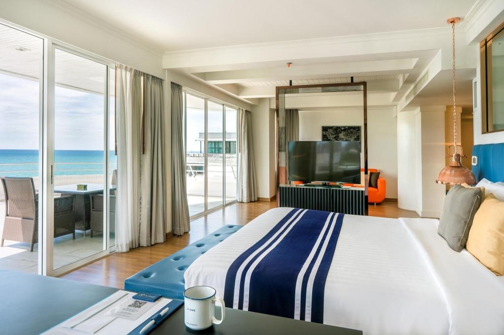 A One The Royal Cruise Hotel PattayaroomsPanoramic Ocean View Suite Bed3