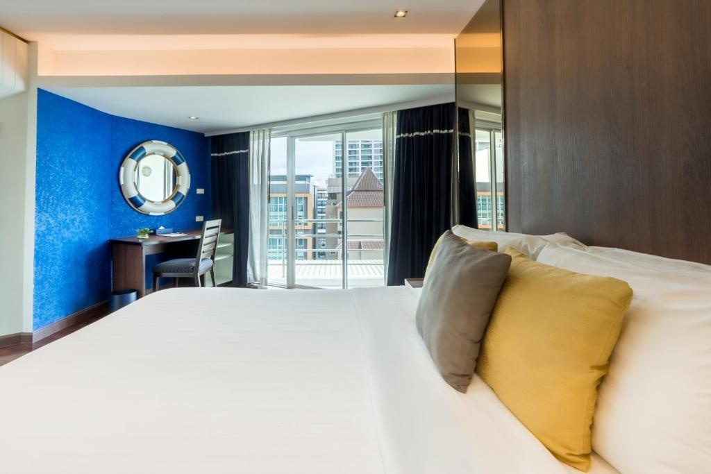 A One The Royal Cruise Hotel Pattayaroomsrooms Image 1818