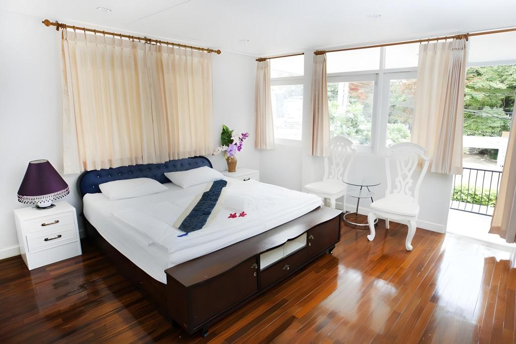 Wongamat VillaroomsGarden View Room With Balcony1