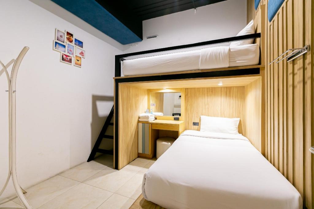 The Bedroom Hostel PattayaroomsPrivate Bunk Bed16