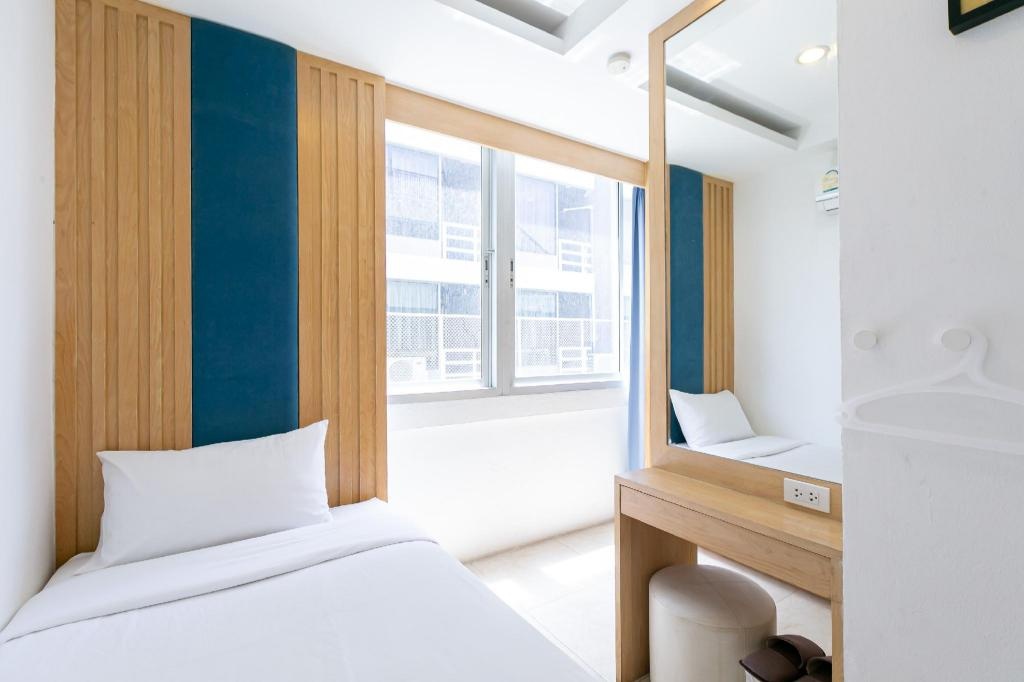 The Bedroom Hostel PattayaroomsPrivate Twin Room With Shared Bathroom Bed7