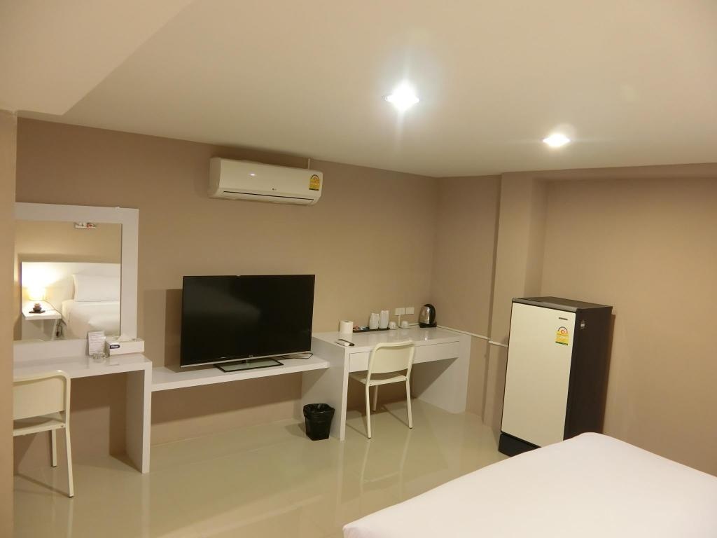 Crystal Suites PattayaroomsSuite Guestroom5