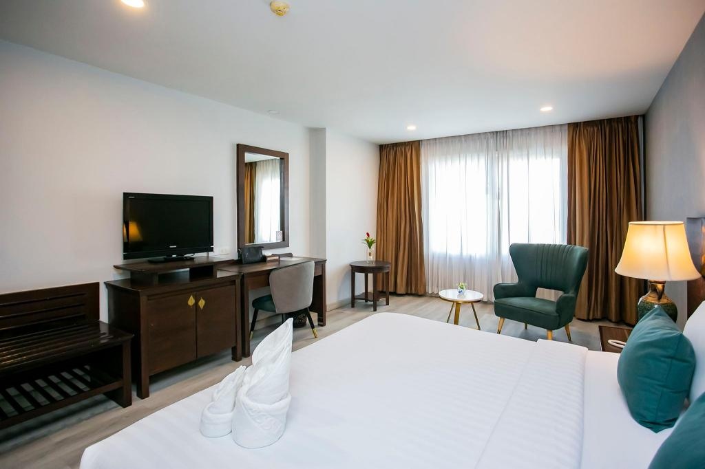 Empress Pattaya HotelroomsDeluxe King Bed Bedroom5