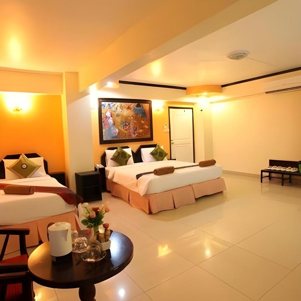 Home Pattaya HotelroomsSuperior Triple Room Bed6