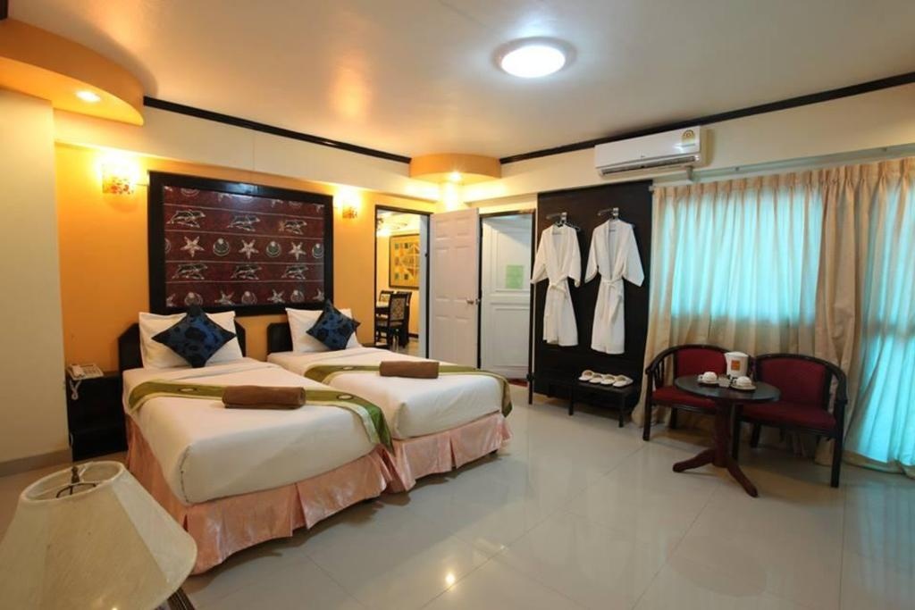 Home Pattaya HotelroomsSuperior Twin Room Bed4