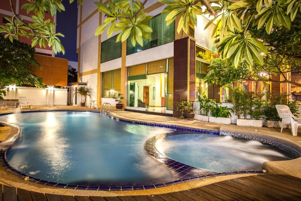 Hillton Holiday Central PattayafacilitiesSwimming Pool1