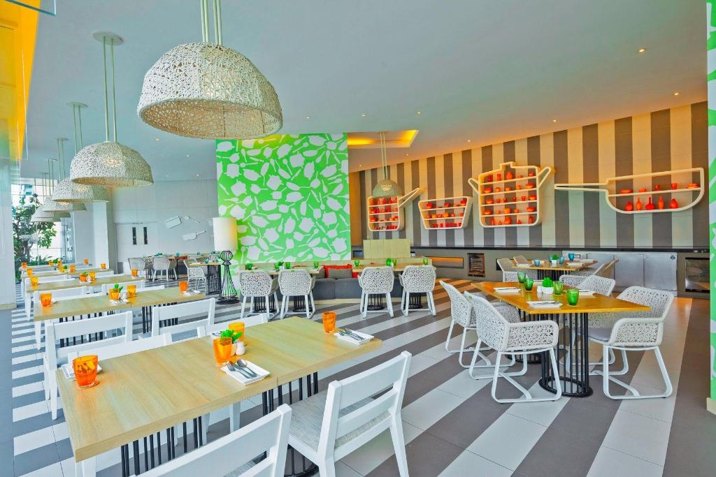 Holiday Inn Pattayadiningdining Image 88