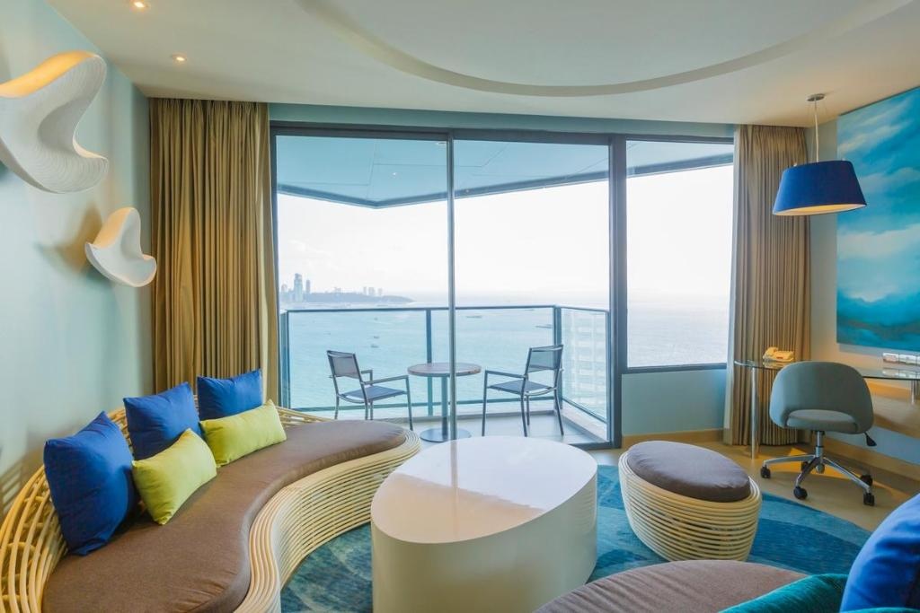 Holiday Inn Pattayarooms1 Bedroom Suite Club Executive Tower 1 King View24