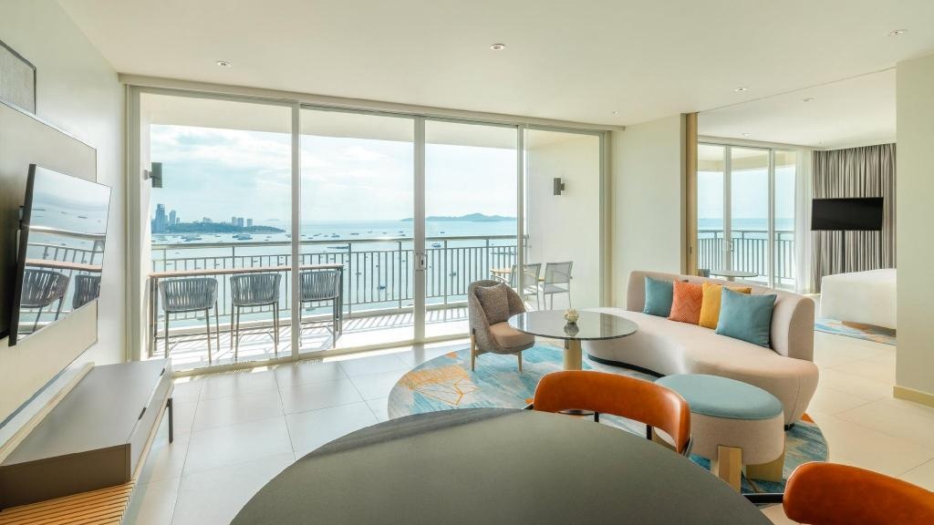Holiday Inn Pattayarooms1 Bedroom Suite Panoramic View Bay Tower 1 King Guestroom18