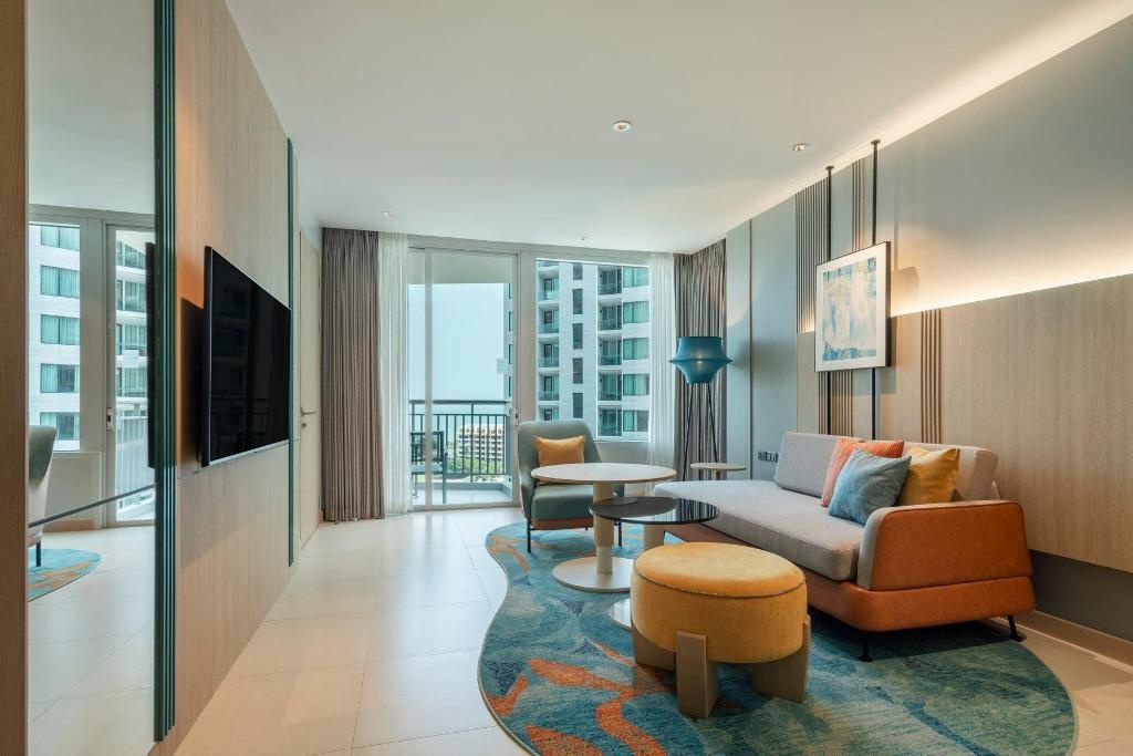 Holiday Inn Pattayarooms1 Bedroom Suite Sea View Bay Tower 1 King View19