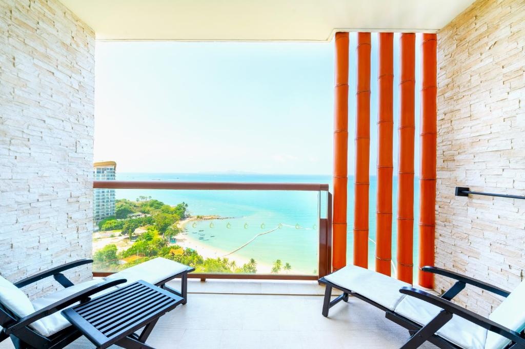 Centara Grand Mirage Beach Resort PattayafacilitiesBalconyterrace96
