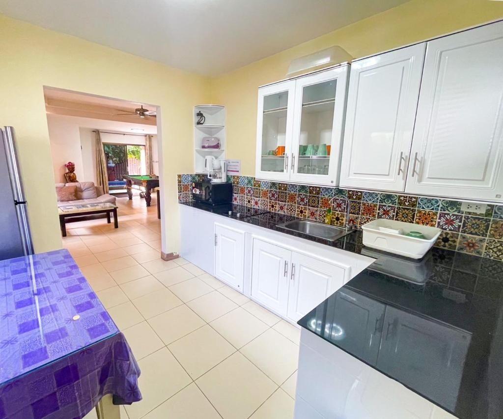 GARDEN VILLA PATTAYA HOLIDAY HOUSEfacilitiesKitchen2