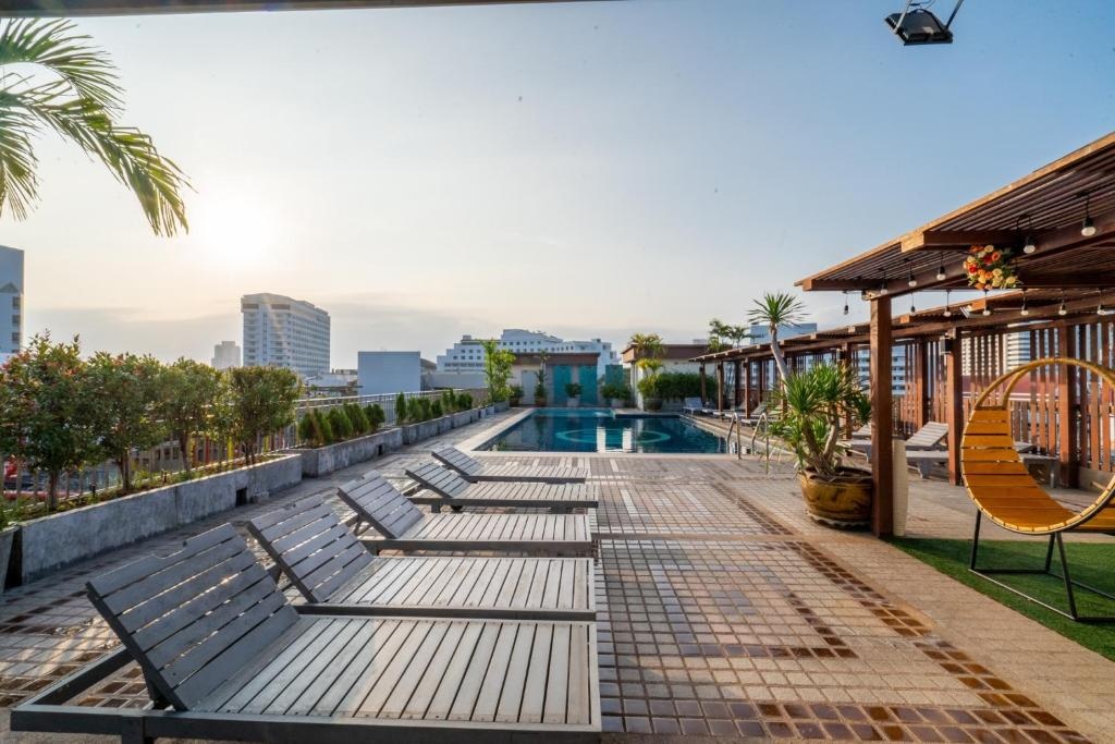 Baywalk ResidencefacilitiesSwimming Pool32