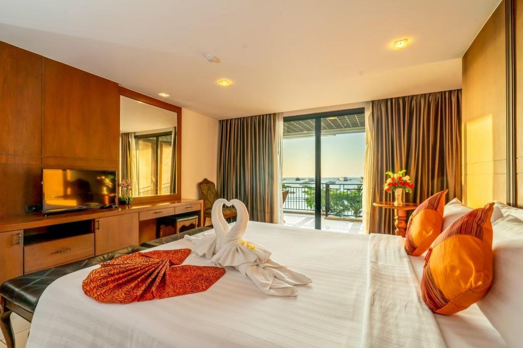 Baywalk ResidenceroomsRoyal Suite Jacuzzi Sea View Bed1