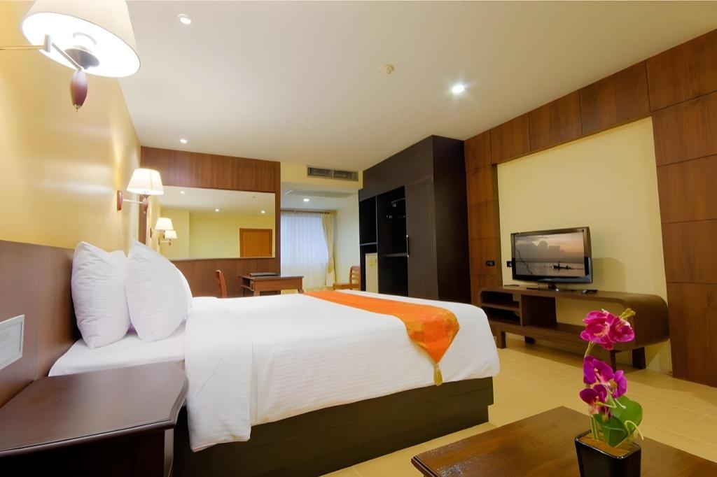 Baywalk Residenceroomsrooms Image 1818
