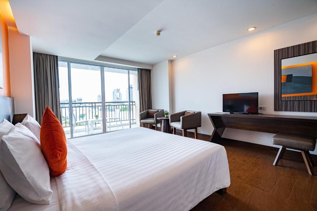 Hotel J PattayaroomsDeluxe City View King Room Guestroom3