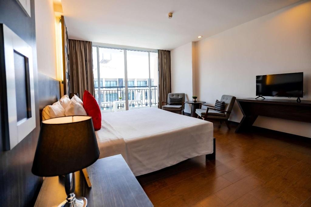 Hotel J PattayaroomsDeluxe Pool View Guestroom32