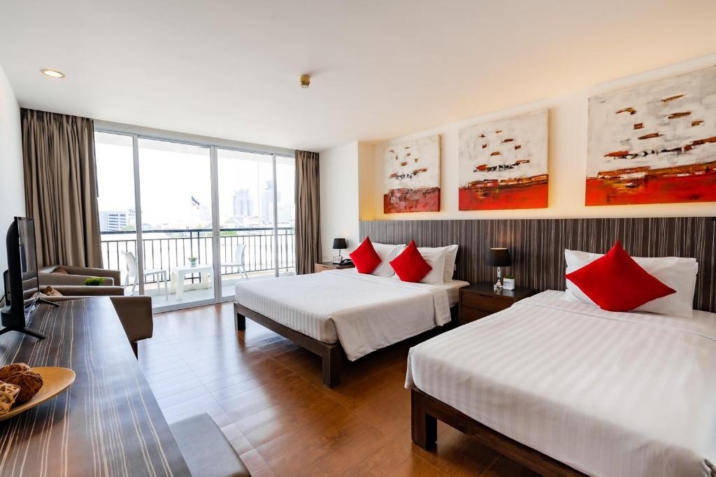 Hotel J PattayaroomsDeluxe Triple Room Bed7