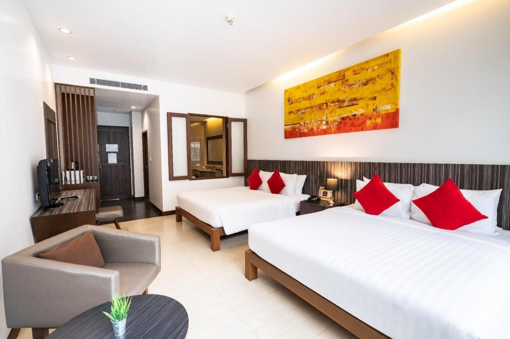Hotel J PattayaroomsDeluxe Two Queen Beds Bed20