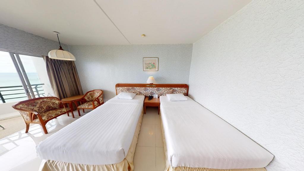 Pattaya Park Beach ResortroomsDeluxe Twin Beds Guestroom22