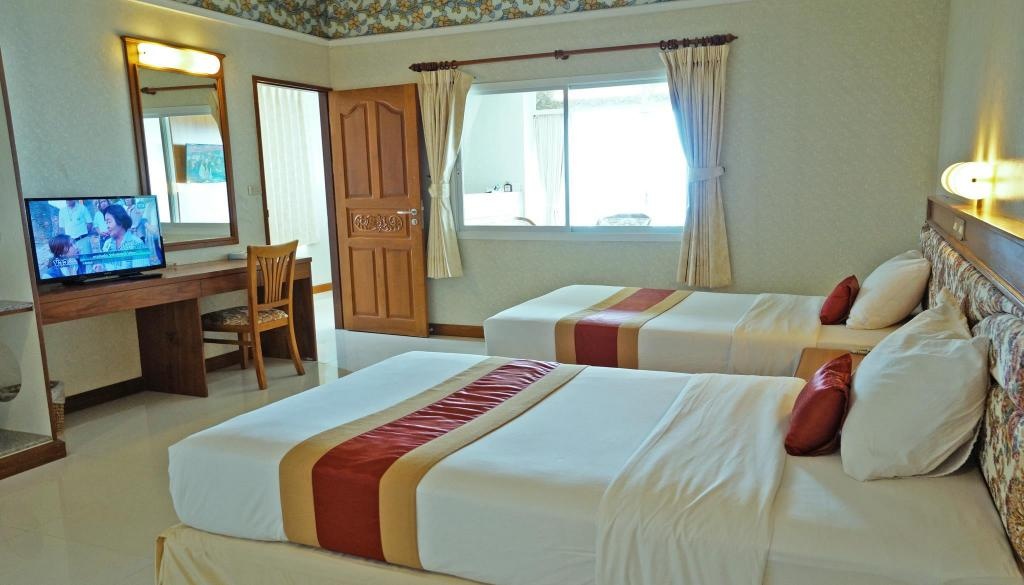 Pattaya Park Beach ResortroomsFamily Suite Sea View With Balcony Bed1