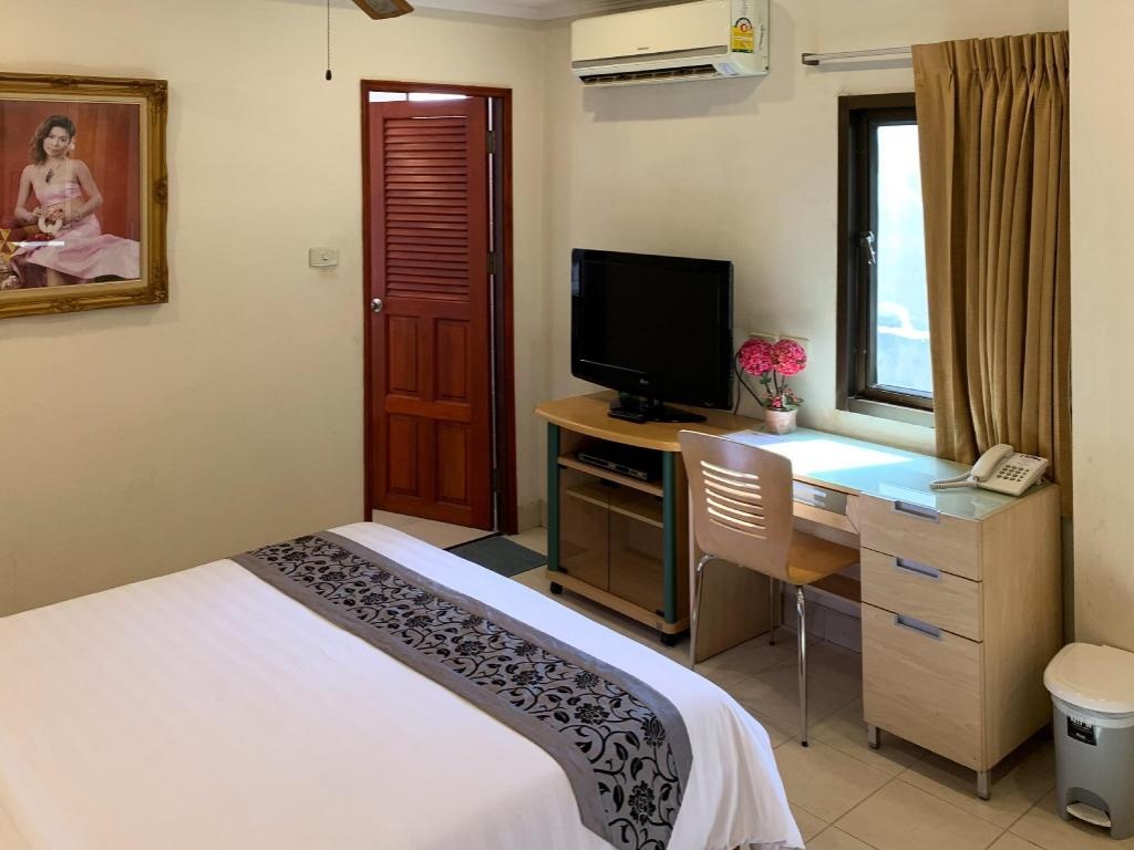 The Classroom HotelroomsStandard Queen Room Non Smoking Interior View5