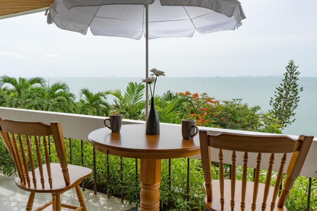 Luxury Beachfront Large SuitefacilitiesBalconyterrace4