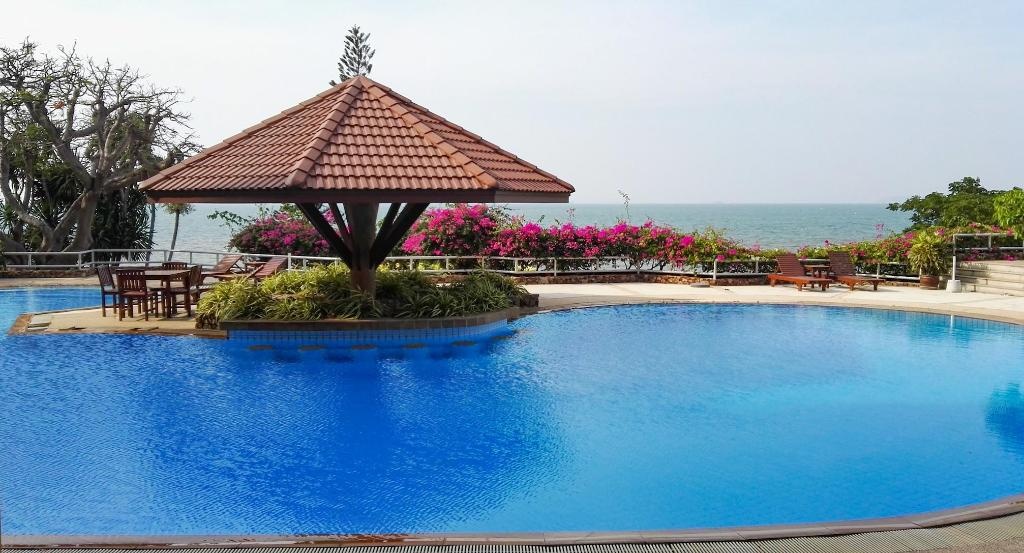 Luxury Beachfront Large SuitefacilitiesSwimming Pool5