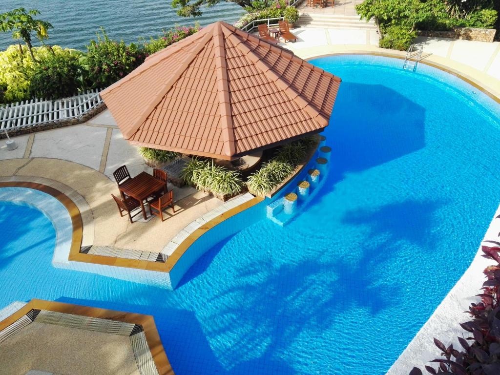 Luxury Beachfront Large SuitefacilitiesSwimming Pool6