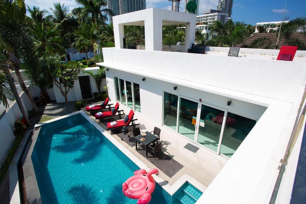 Premium Pool Villa Pattaya  Facilities  Balconyterrace 4