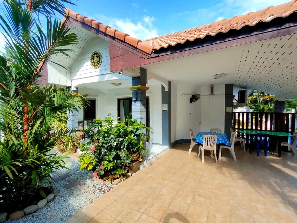 CORNER VILLA PATTAYA HOLIDAY HOUSEfacilitiesGarden3