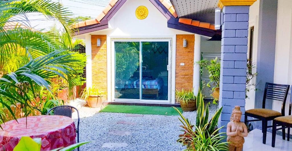 CORNER VILLA PATTAYA HOLIDAY HOUSEfacilitiesGarden7