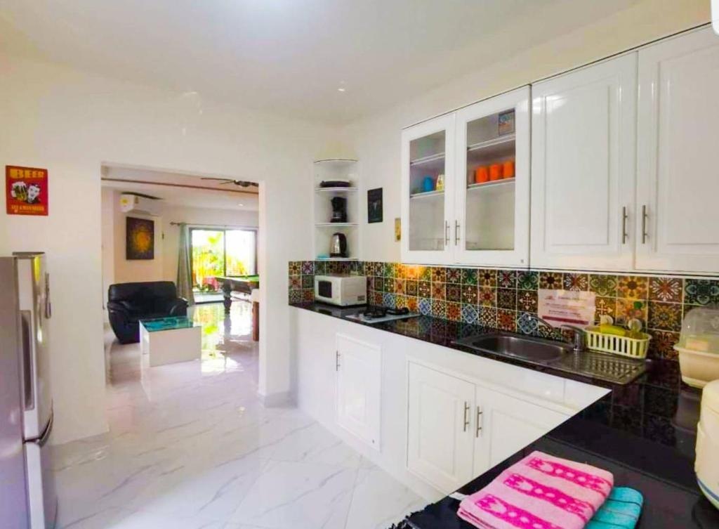 CORNER VILLA PATTAYA HOLIDAY HOUSEfacilitiesKitchen4