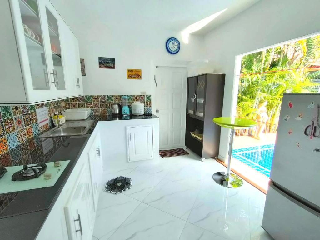 CORNER VILLA PATTAYA HOLIDAY HOUSEfacilitiesKitchen6