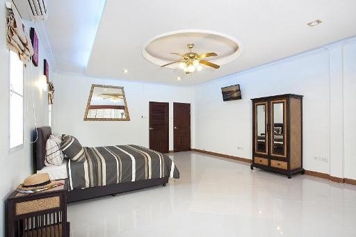 Villa Patiharn 7BR Pool And Games Room Pattayaroomsrooms Image 11