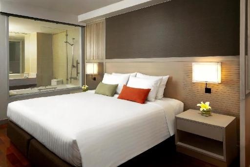Signature PattayaroomsSuperior Room Pool View Bed14