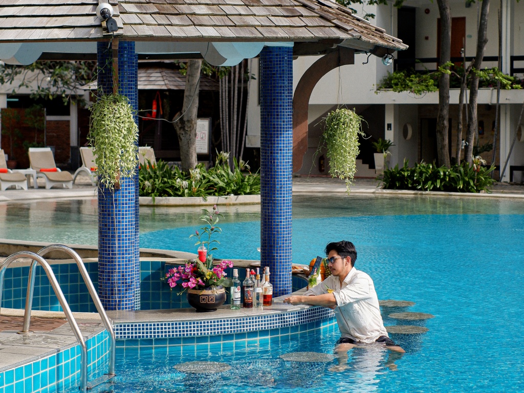 Cosy Beach HotelfacilitiesPoolside Bar15