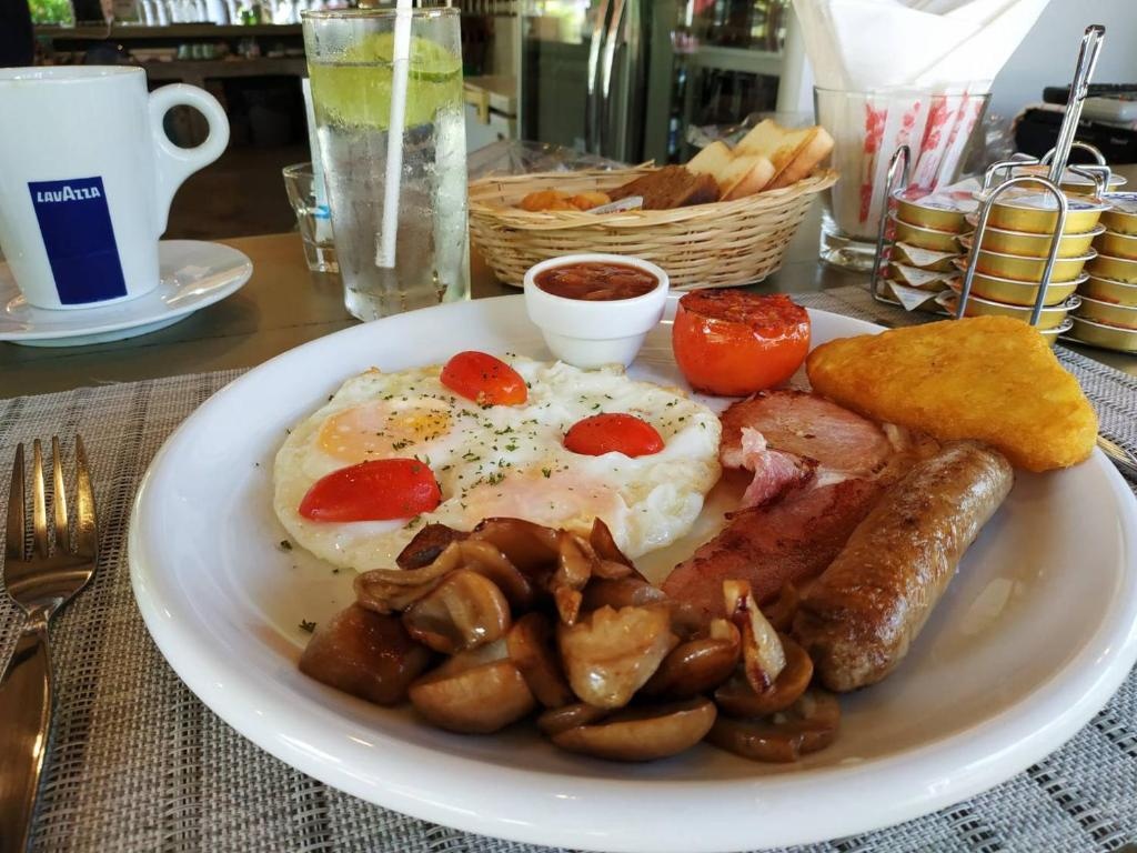 Lets Hyde Pattaya Resort VillasdiningFood And Beverages7