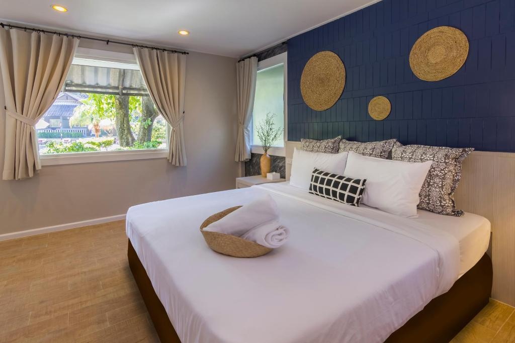 Lets Hyde Pattaya Resort VillasroomsGrand Deluxe Pool View Guestroom8