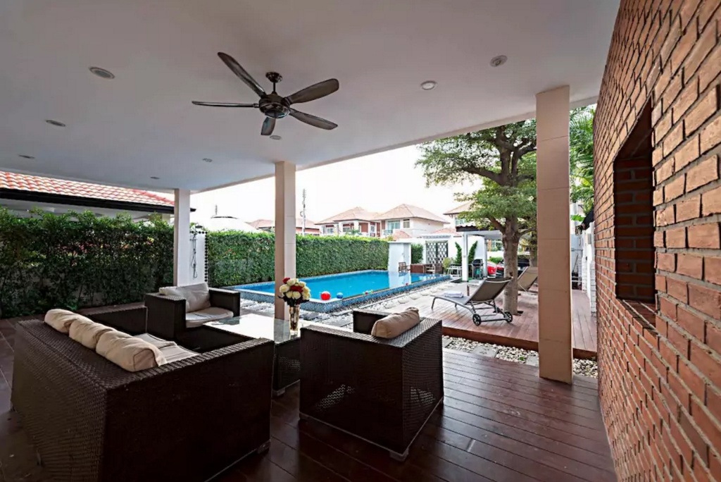 Exquisite 4bd 4 Bth Villa With Pool Central PattayafacilitiesPoolside Bar1
