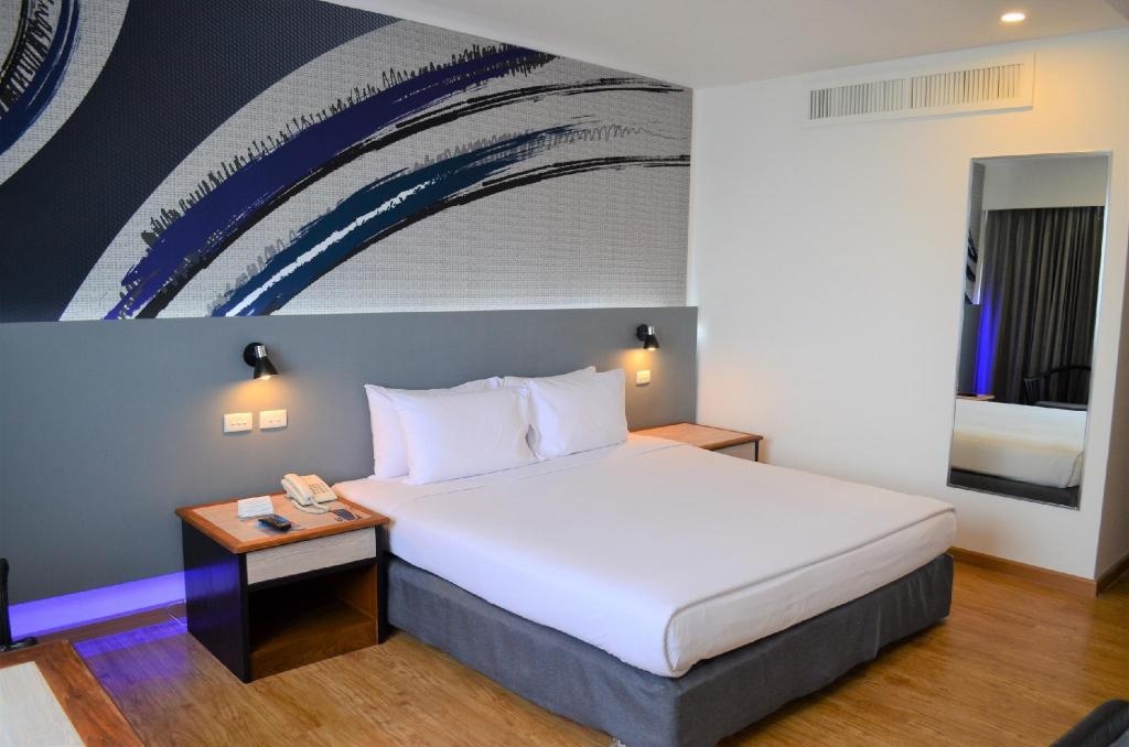 Ambassador City Jomtien Pattaya Marina Tower WingroomsPremier Sea View Room Bed6