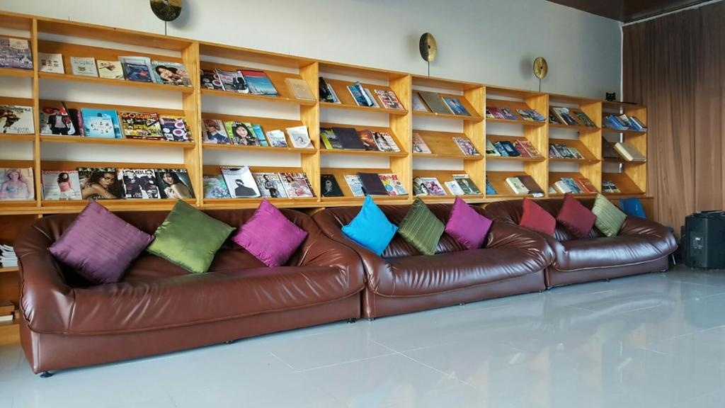 Sunshine Beach Condotel By KomtanapropertyviewsLobby14