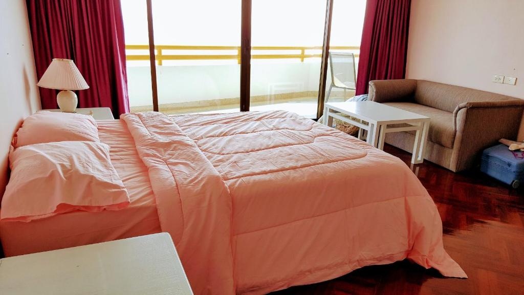Sunshine Beach Condotel By KomtanaroomsFamily Suite Sea View With Balcony Bed6