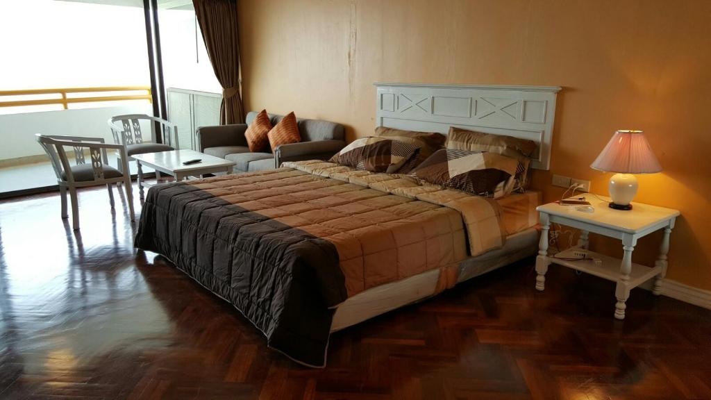 Sunshine Beach Condotel By KomtanaroomsJunior Ocean View Suite With King Bed Bed5