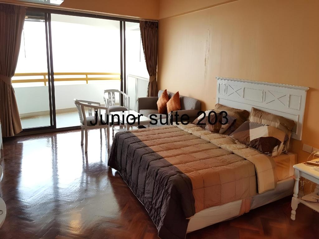 Sunshine Beach Condotel By KomtanaroomsJunior Ocean View Suite With King Bed Room Plan3