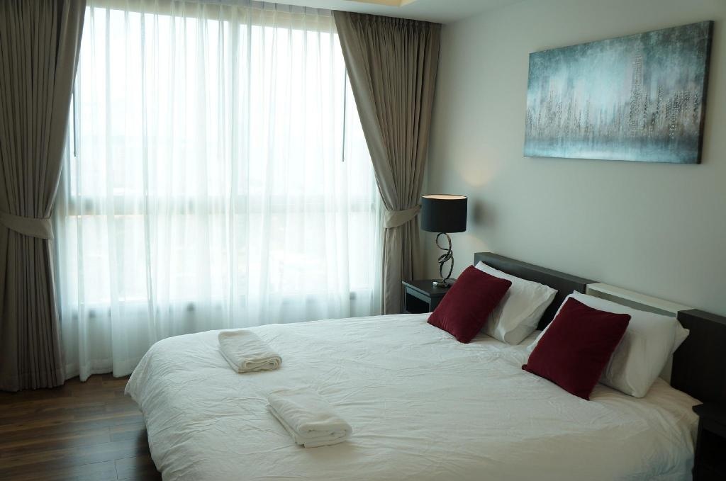 SEA VIEW Large 1 Bedroom In The Peak TowerpropertyviewsInterior View6