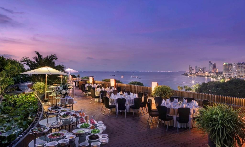 Hilton PattayadiningRestaurant4