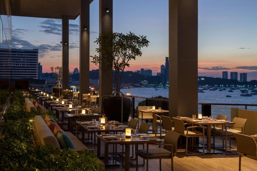 Hilton PattayadiningRestaurant8